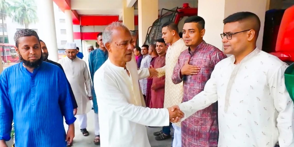 আইনশৃঙ্খলা বাহিনীর সদস্যদের সঙ্গে স্বরাষ্ট্র উপদেষ্টার ঈদ শুভেচ্ছা বিনিময়