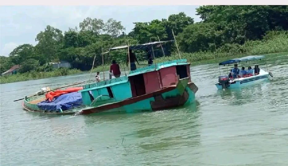 থামছে না লুট: তাহিরপুরে বালুভর্তি নৌকা আটক, আটক ২
