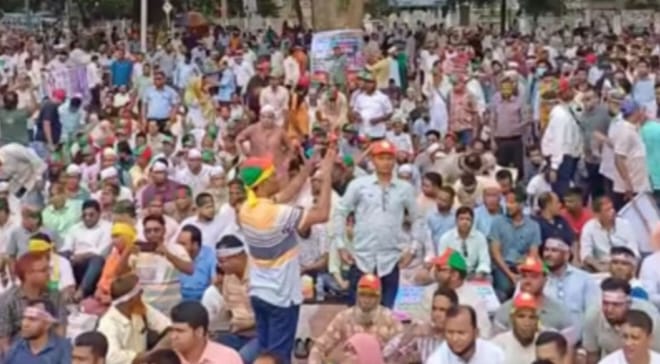 শহীদ মিনারে প্রাথমিক সহকারী শিক্ষকদের মহাসমাবেশ শুরু