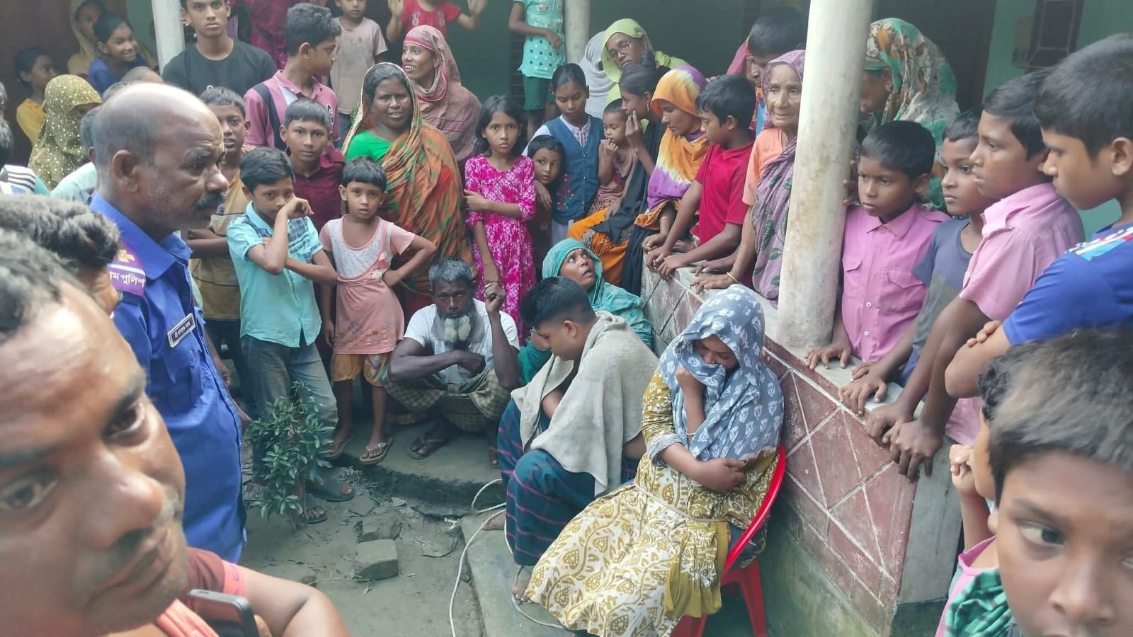 গাইবান্ধার সুন্দরগঞ্জে অনৈতিক সম্পর্কের অভিযোগে পুলিশ সদস্য আটক