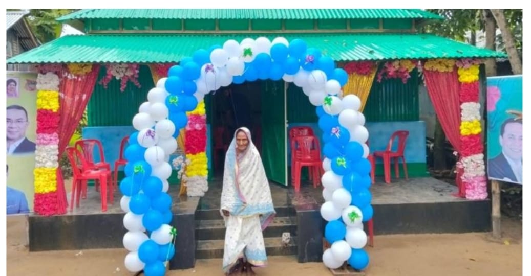 দুর্গাপুরে অসহায় বৃদ্ধাকে বসতঘর উপহার দিলেন তারেক রহমান