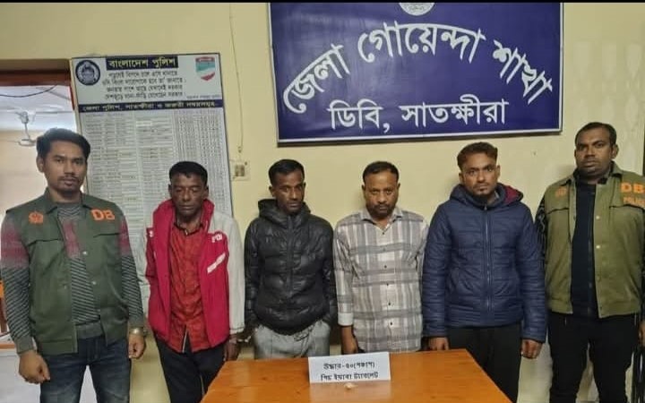 সাতক্ষীরায় বিশেষ অভিযানে সিটি গোল্ড চুরি ও ৫০ পিস ইয়াবাসহ চারজন আটক